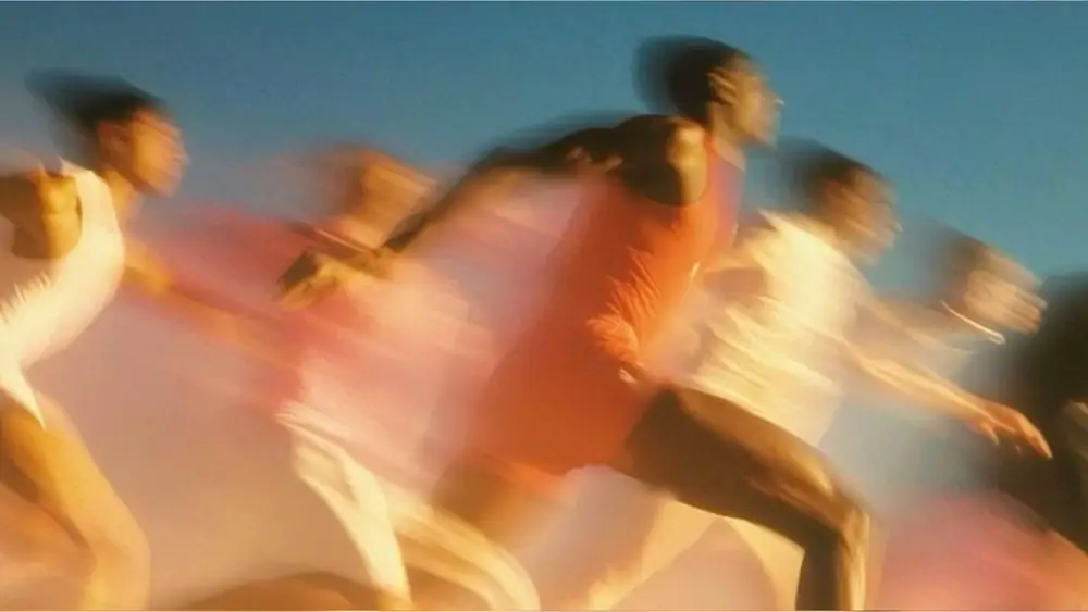Blurred runners in sunset light – Sun United visual